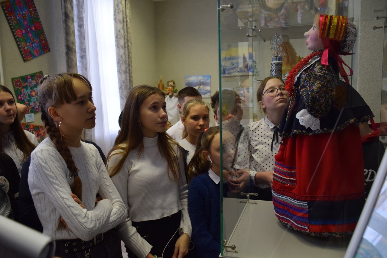 Выставка народного творчества открыла двери усманским школьникам.