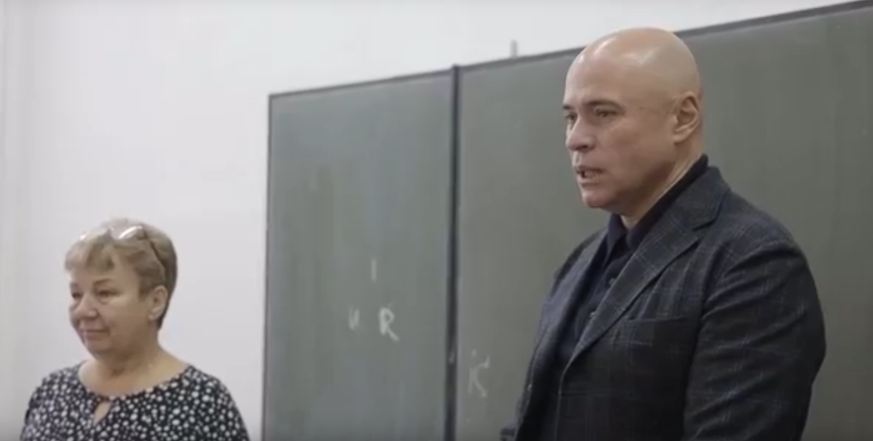 Игорь Артамонов проверил ход ремонтных работ в филиале Липецкого медколледжа в Усмани.